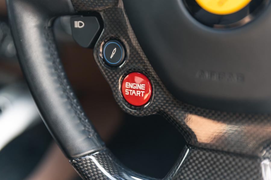Детали интерьера Ferrari F12berlinetta 2014 года  (UK) (фото 268 из 276)